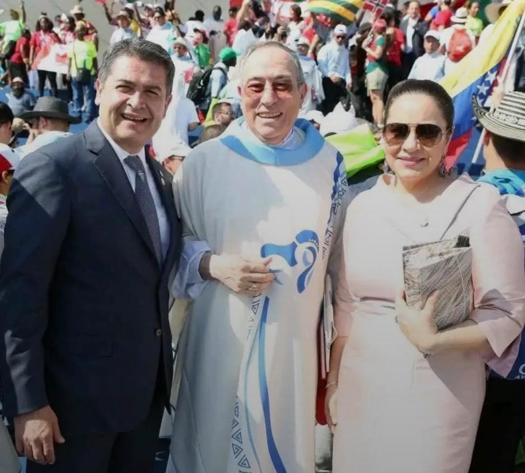 Juan Orlando Hernández, Cardenal Oscar Andres Rodríguez y Ana de Hernandez.